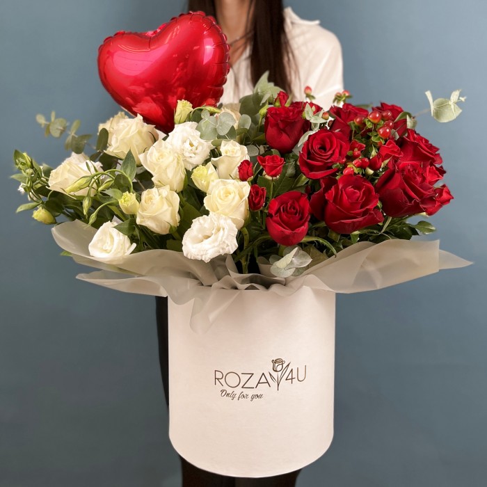 Композиция в коробке розы с шарами Классика Романтики